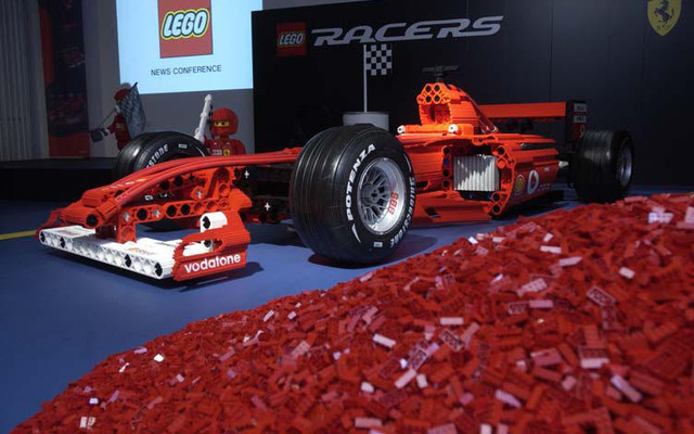 「レゴ・レーサー」登場---ブロックで作られた実物大フェラーリF1も