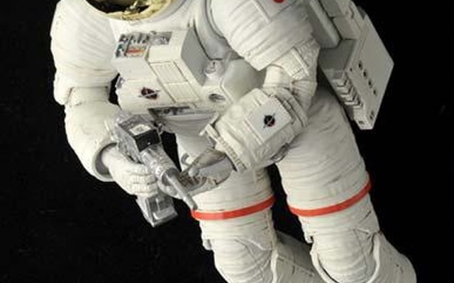 10分の1 ISS船外活動用宇宙服