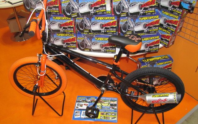 ［ギフトショー11秋］自転車用マフラーが小中学生の間でブームに