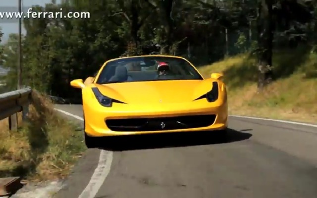 フェラーリ458スパイダーに試乗するフェルナンド・アロンソ選手