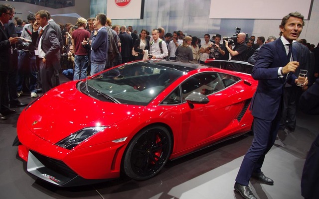 ランボルギーニ代表のステファン・ヴィンケルマン氏。背後の車はガヤルドLP570-4スーパートロフェオ・ストラダーレ