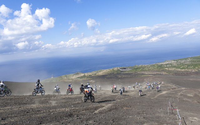 海を一望できるエンデューロレースは珍しい