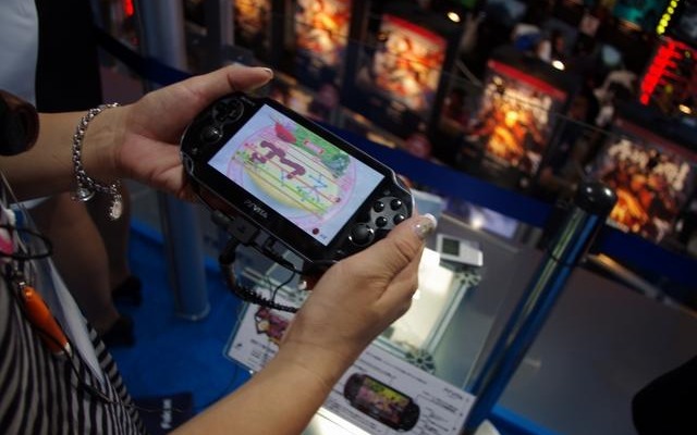 【TGS 2011】予想以上に小さい！？PSVitaのパッケージやアクセサリーをフォトレポート  