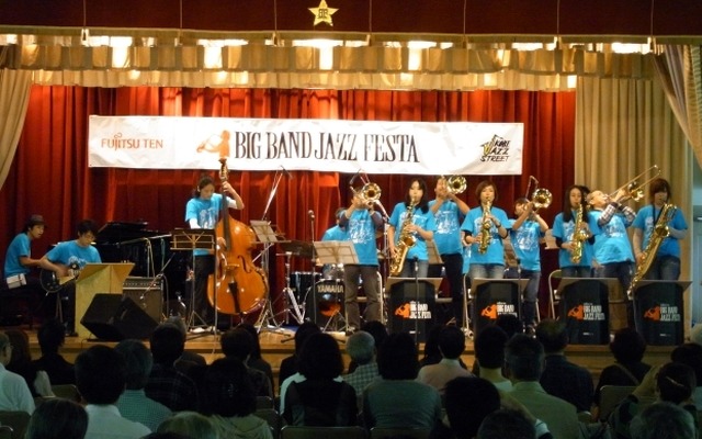 2010年第29回神戸ジャズストリートでのビッグバンドジャズフェスタの様子