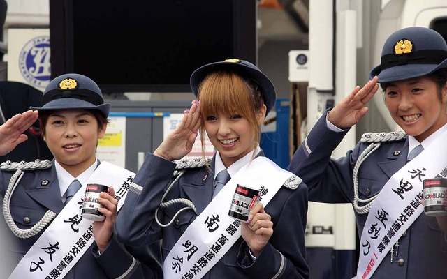 秋の全国交通安全運動のPRイベントに制服姿で登場した福見友子・南明奈・永里亜紗乃。東名道・海老名SA（20日）