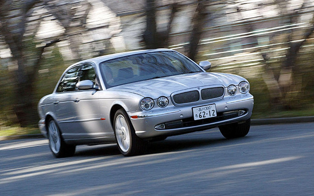 【'04 JAIA】小沢コージ　ジャガー『XJR』伝えてくるようすは、まるでドイツ風
