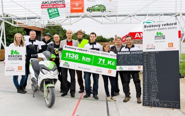 24時間で1136.3kmを走行したAKUMOTOの電動スクーター