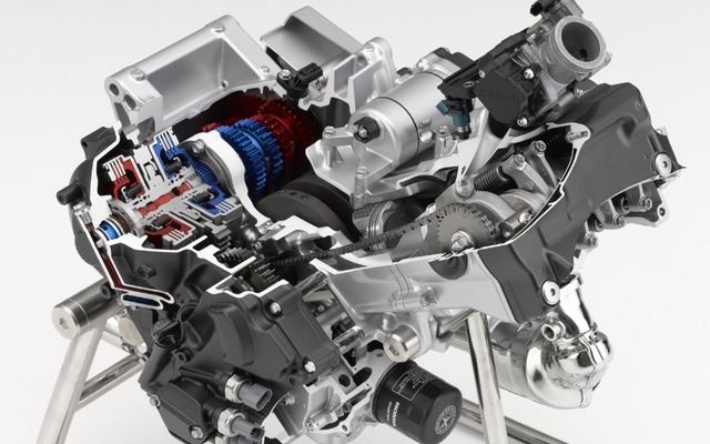 ホンダの2輪向け新開発700ccエンジン （写真：第二世代デュアル・クラッチ・トランスミッションとの組み合わせ）