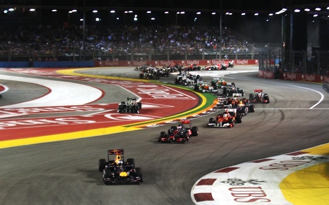 スタート直後、集団をリードするベッテル（F1シンガポールGP）