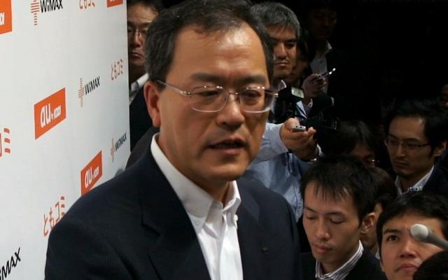 会見後の囲み取材に対応する田中社長
