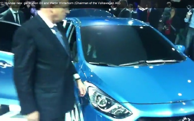 ヒュンダイの新型i30を熱心に視察したフォルクスワーゲングループのマルティン・ヴィンターコルン会長