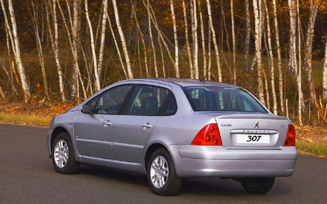 【ジュネーブモーターショー'04出品車】プジョーは『307』にセダンを追加