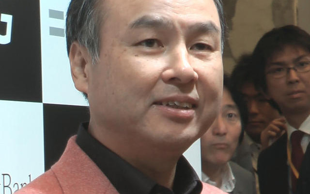 囲み取材で報道陣の質問に答える孫正義氏