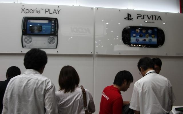 ドコモブースではPSVitaの実機展示やデープランを説明  　