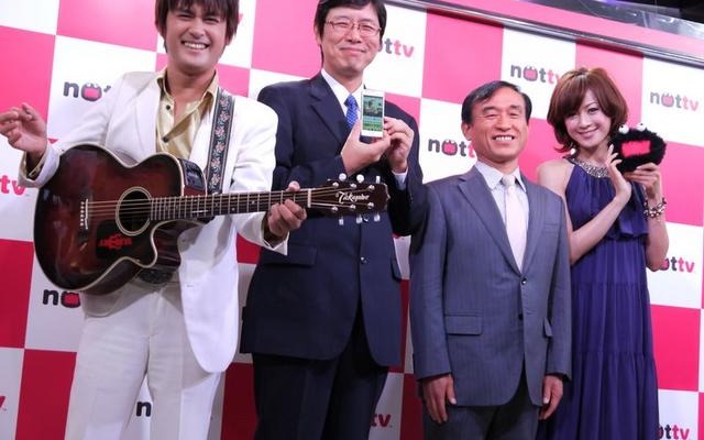 左から、シンガーソングライター芸人のAMEMIYA（あめみや）さん、mmbi小牧次郎常務取締役、二木治成代表取締役社長、「AneCan」専属モデルの高垣麗子さん