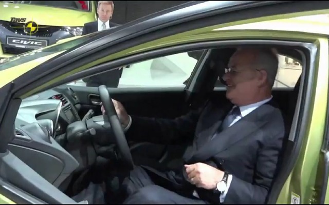 新型ホンダシビックを入念に視察するフォルクスワーゲングループのマルティン・ビンターコルン会長