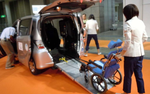 ホンダ・フリード車いす仕様車電動タイプ（国際福祉機器展2011）