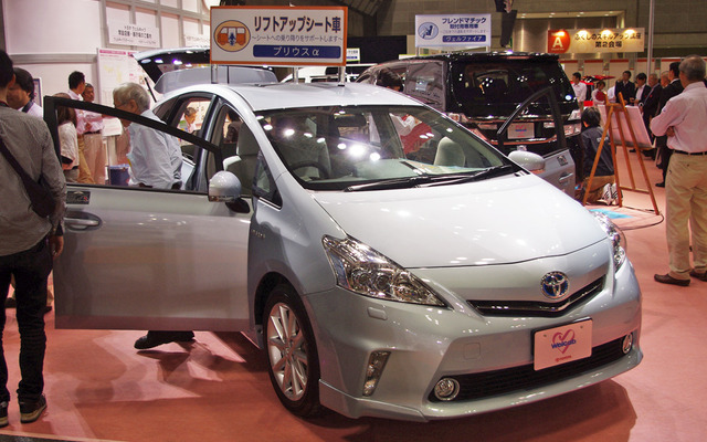 5日開幕した国際福祉機器展に出展されたトヨタ プリウスαの福祉車両