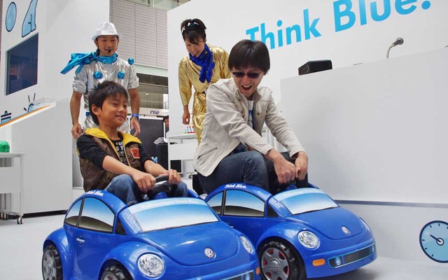 フォルクスワーゲンは8日、エコ体験イベント「Think Blue. Day」を開催。多くの家族連れが楽しくエコを学んだ。