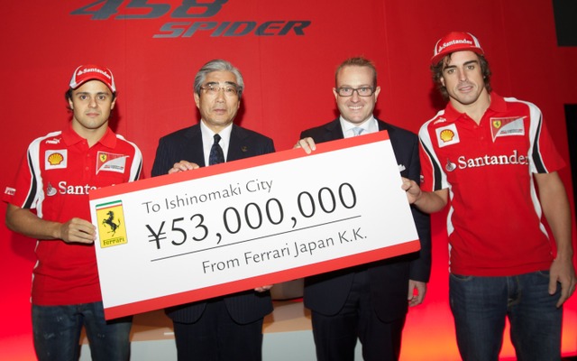 写真左から、フェリペ・マッサ、亀山石巻市長、フェラーリジャパンのハーバート・アプルロス代表取締役、フェルナンド・アロンソ