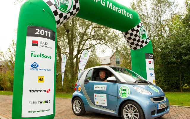 英国のMPGマラソン2011で35.13km/リットルという新燃費記録を打ち立てたスマートフォーツーcdi