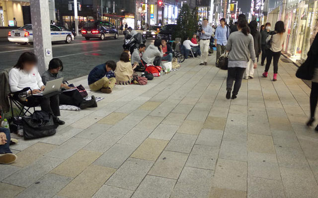 アップルストア銀座店のiPhone 4S行列の擁する