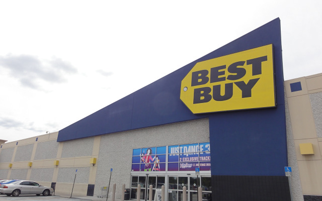 アメリカ国内だけでなく、海外にも展開する家電量販店「BEST BUY」はカー用品を販売することでも知られる。写真はフロリダモール前の店舗