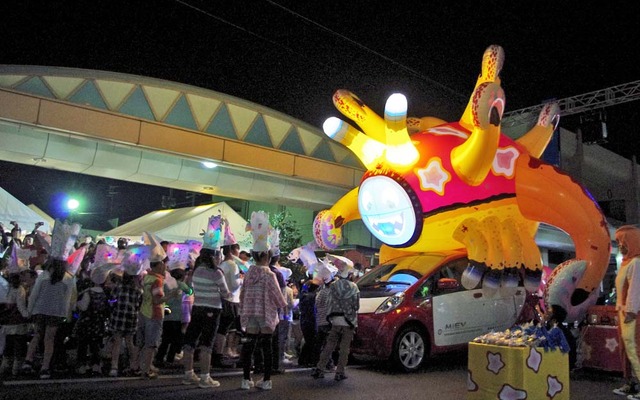 16日、長崎県五島市で三菱i-MiEVの電力を使ったねぶた祭りが開催された。i-MiEVは巨大な“うみうし”のねぶたに光を灯した。