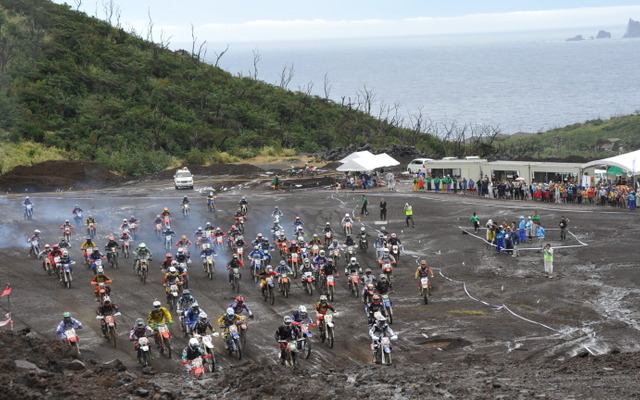 三宅島エンデューロレースの模様（22日・三宅村村営残土処分場）