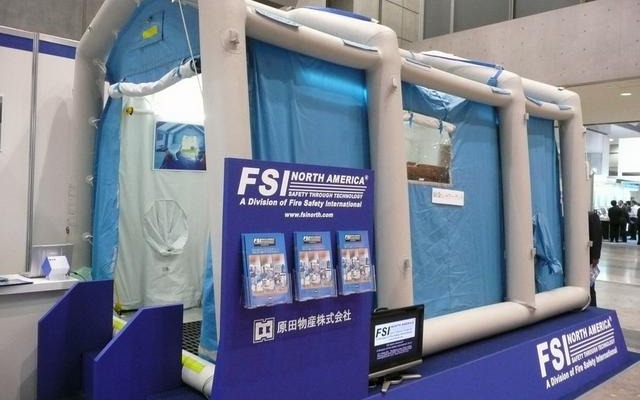 緊急災害用テントテントの内部。シャワーユニットが付いている