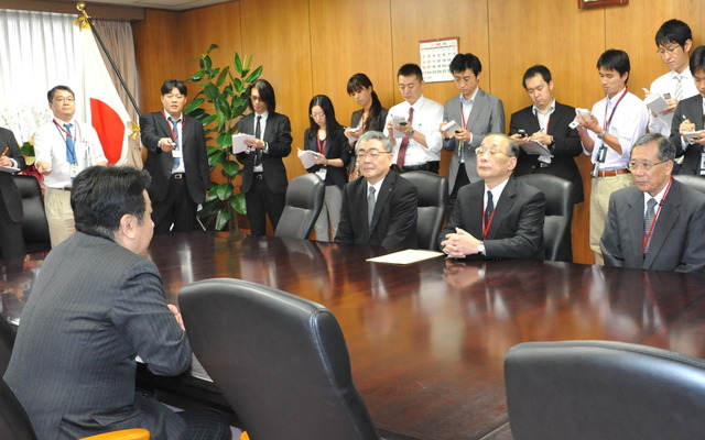 枝野経産相を訪れた下河辺委員長（中央）と西澤東電社長（左）