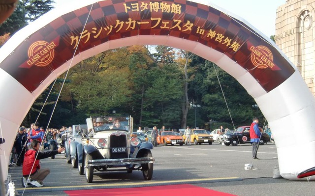 パレードへスタートする参加車。これはシボレー・ナショナルABツーリング（2010年）