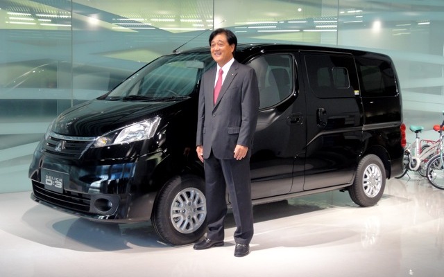 三菱はOEMにより国内市場で商品強化を実施した（写真：益子社長とデリカD：3）