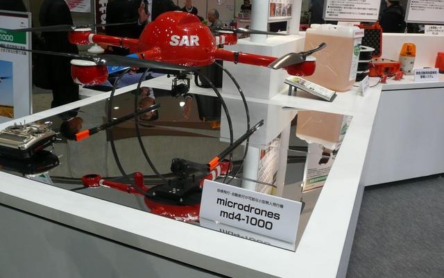 microdrones社のUAV「md4-1000」。4つの電動プロペラで浮上し、上空の一点に留まりながら、地上のPCに映像を送信できる