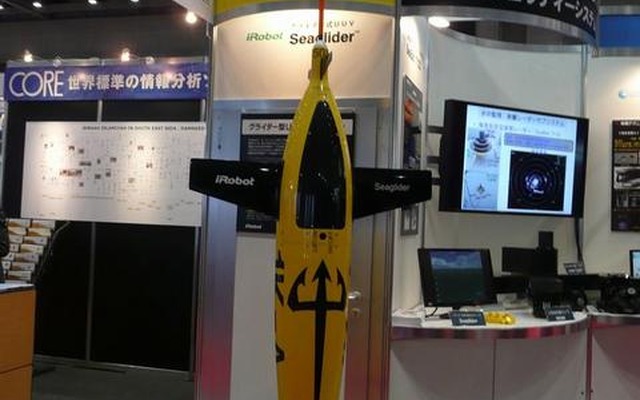 iRobot社のUUV「Seaglider」。スクリューがなくても、海中を沈降、浮上を繰り返しながら進めるユニークな無動力型自律航走水中ロボットだ