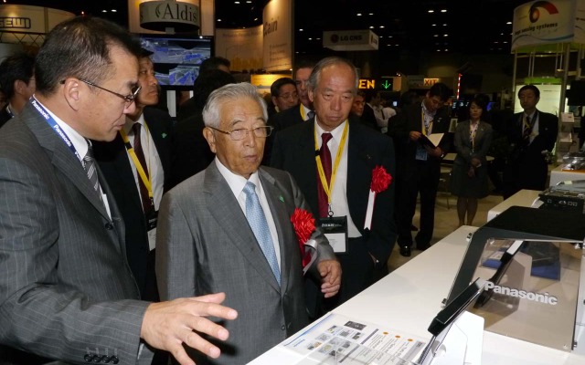 ITSジャパンの名誉会長　豊田章一郎氏が会場を訪問。PAS社社長の柴田雅久氏の説明を受けた