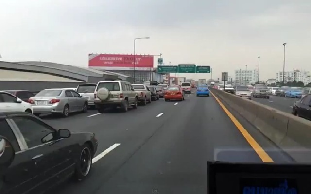 当局の緊急避難的措置で路肩が駐車場として開放されたタイ・バンコクの高速道路