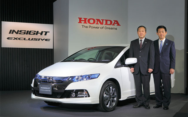 ホンダ・インサイト・エクスクルーシブと常務執行役員の峯川尚（むかって右）、開発責任者の大窪毅（左）