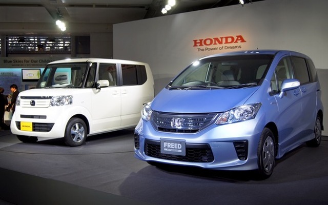 ホンダNボックス（向かって左）とフリード・ハイブリッド