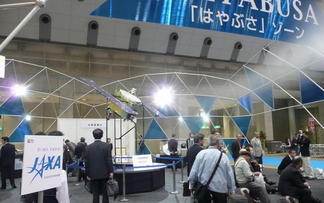 会場内に設けられた小惑星探査機「はやぶさ」（MUSES-C）の特設ブース。ブースの骨組みも凝っている