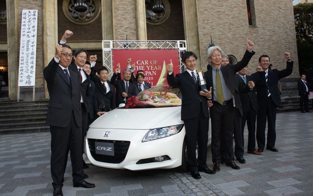 東京モーターショーで日本カーオブザイヤーが発表される（写真：2010-2011 日本カーオブザイヤーの受賞車はCR-Z）
