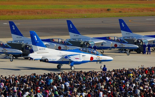 一般公開イベントとしては東日本大震災以降で初の関東開催となるブルーインパルスの展示飛行。今年はF-2戦闘機も入間の空を舞う。