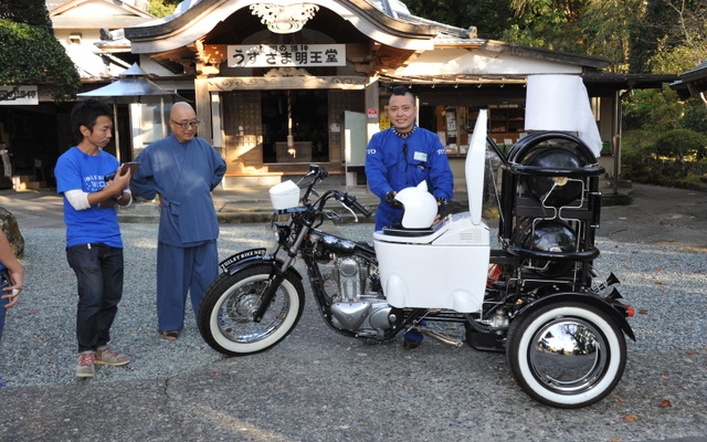 トイレの神様「明徳寺」を訪れたトイレバイクネオ。ライダーは吉本クリエィティブエージェンシーのキャプテン★ザコ（1日・静岡県伊豆市）