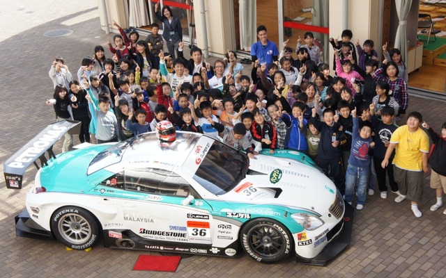 中嶋一貴選手が、御殿場市内の小学校でモータースポーツに関する特別授業を行った
