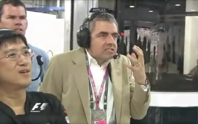 F1インドGPを現地観戦した『Mr.ビーン』こと、俳優のローワン・アトキンソン（動画キャプチャー）