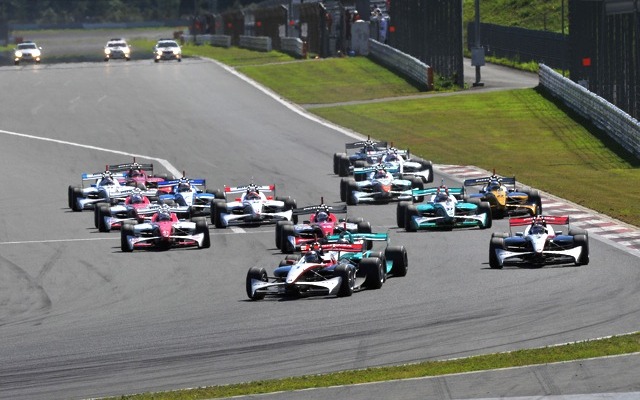 今年7月のFニッポン富士戦のスタート。インパル対トムスというレース内容だった。