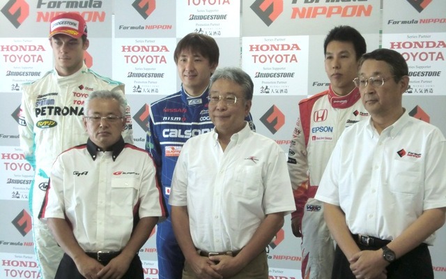 今年7月の大会発表会見。前列左からGTA坂東氏、富士スピードウェイ加藤氏、JRP白井氏。後列左からロッテラー、松田次生、小暮卓史の各選手。松田はJAF GPのFニッポンにKCMGチームからのスポット参戦が最近決まった。