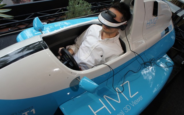 ソニーは、ヘッドマウントディスプレイ 「HMZ-T1」を発売前に先行体験できるイベントを東京青山で開催、会場にはフォーミュラマシンが登場した