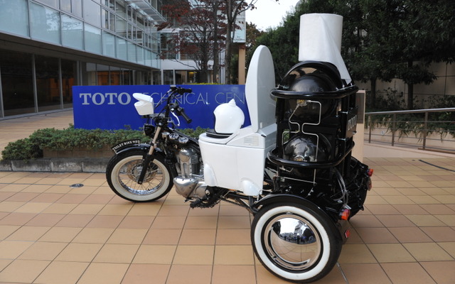 TOTOテクニカルセンターに到着したトイレバイクネオ（2日・世田谷区桜新町）