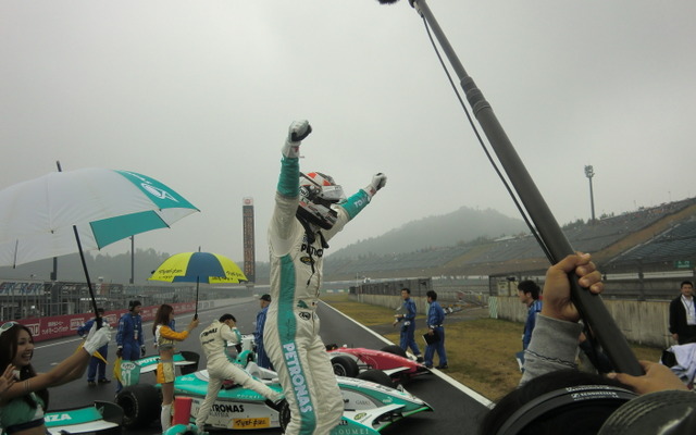 最終戦もてぎ「レース1」で逃げ切り勝ち、ロッテラーは初戴冠を決めた。